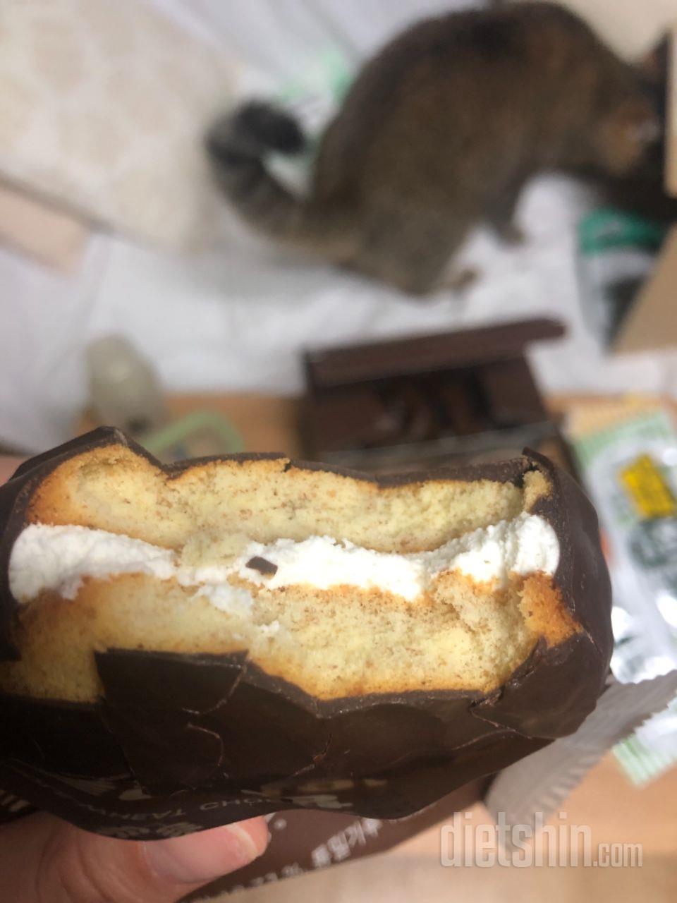 겉은 바삭한 다크 초콜릿! 속은 촉촉