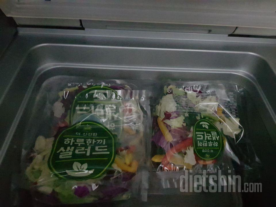 과일,견과류등 넣어서 맛있게 먹고 있