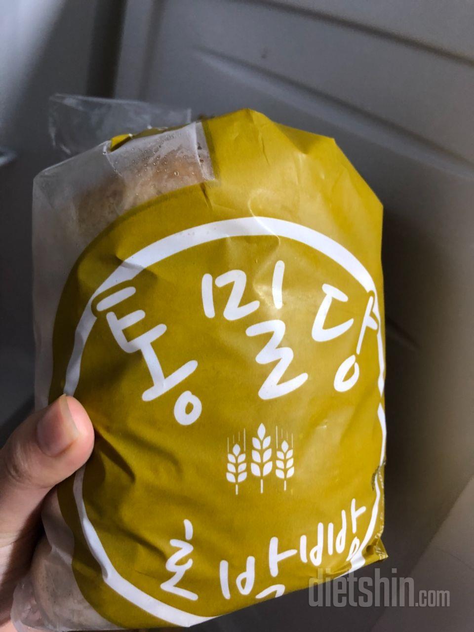 엄마가빵을 좋아하셔서 시켰어요 맛있으