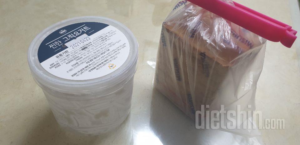 그릭요거트 발라먹으려고 같이 구매했어