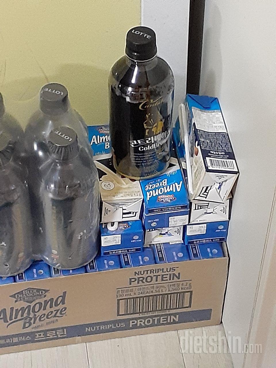 쌓아놓고 맛있게 먹어요
선식도 타 먹