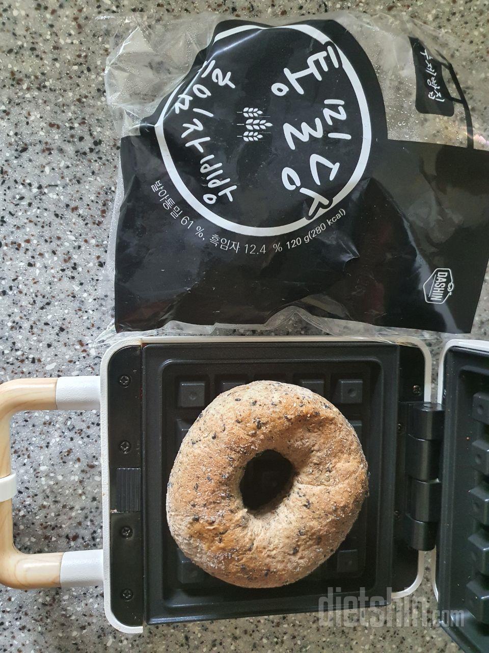 이번에  흑임자빵을 시켜서  와플팬에