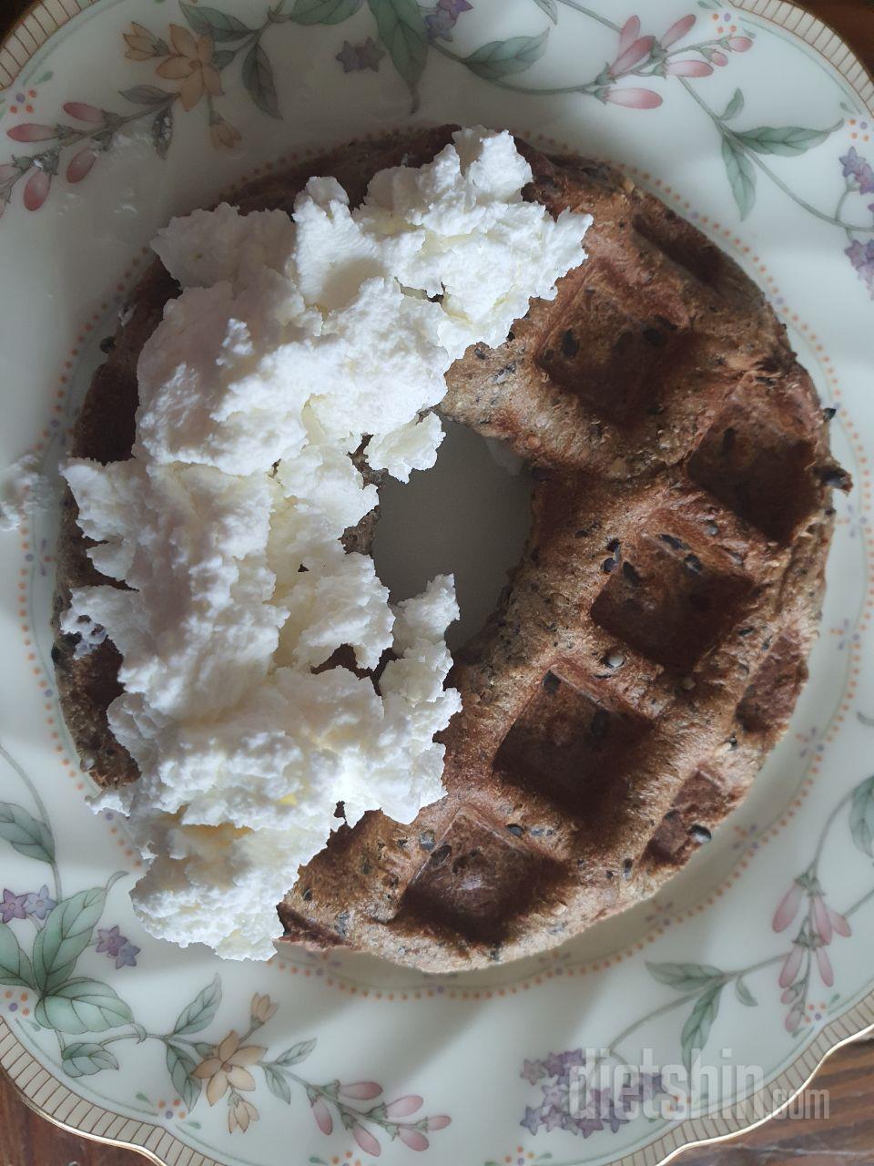 이번에  흑임자빵을 시켜서  와플팬에