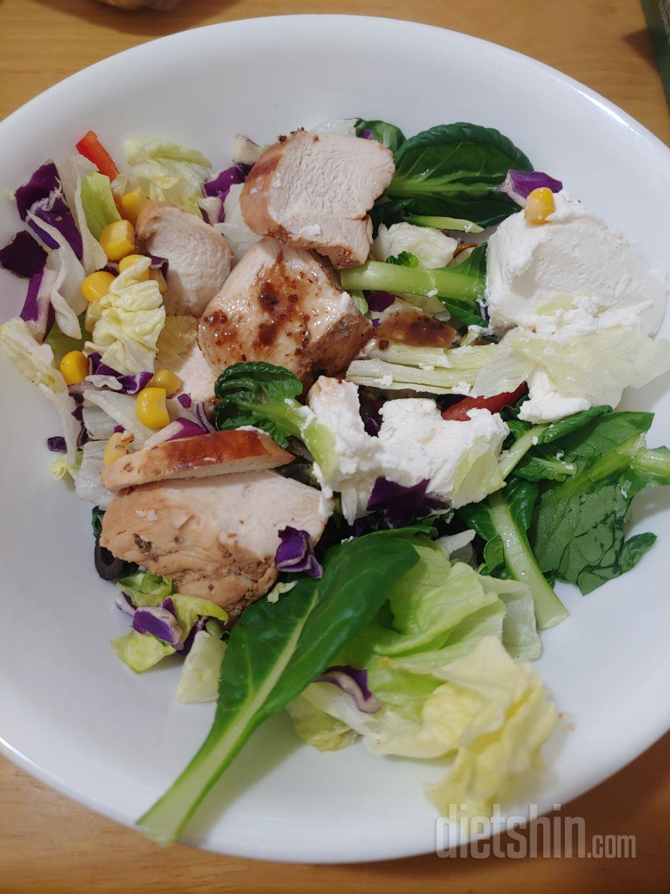 리코타랑 치킨이랑 섞어먹었는데 맛있어