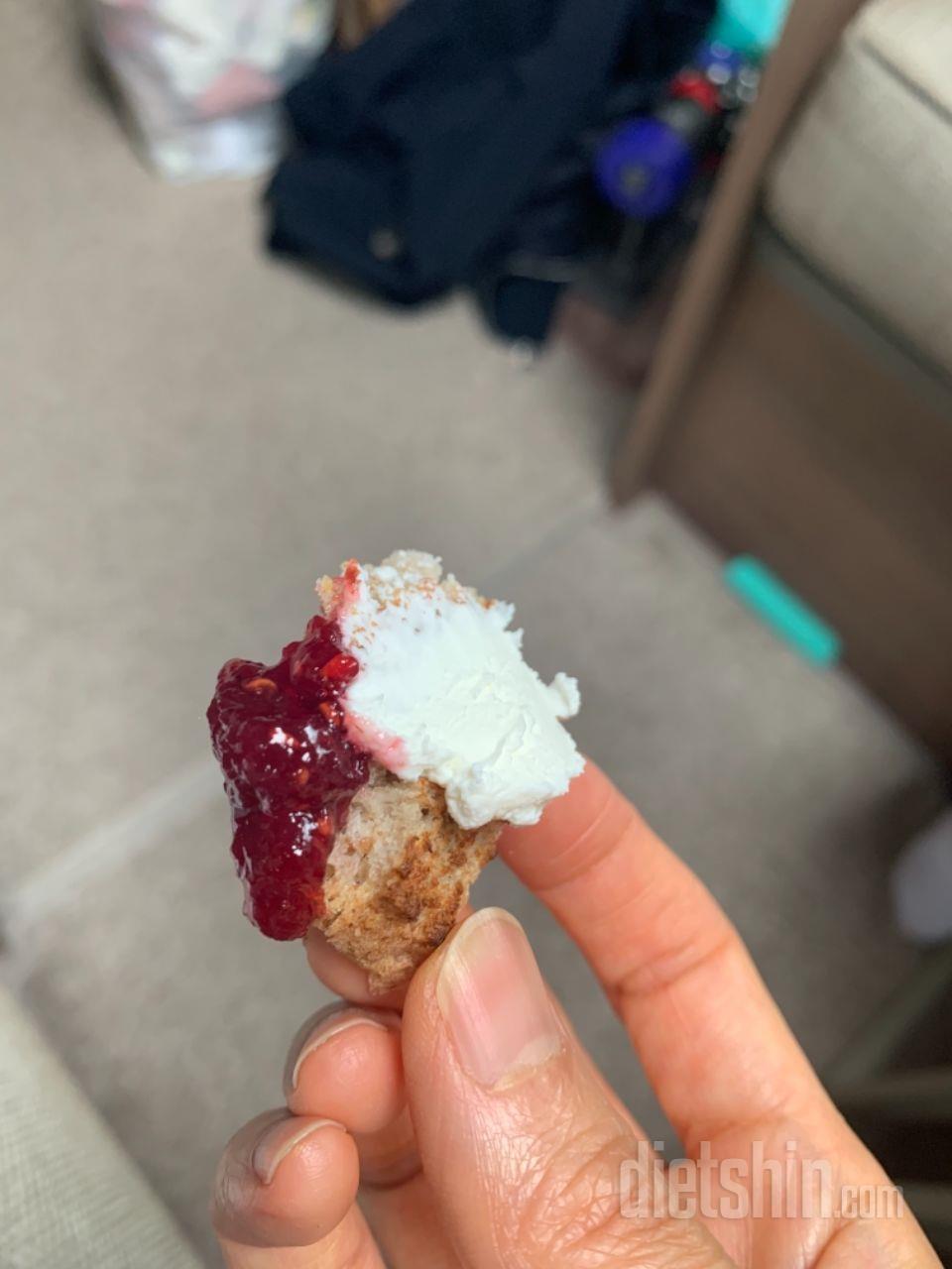 통밀빵에 발라먹어요^^ 성분보면 진짜