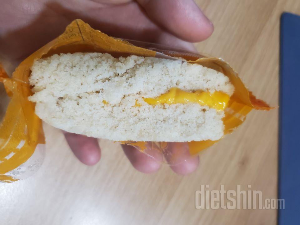 오자마자 하나 맛보려고 데폈네요~
치