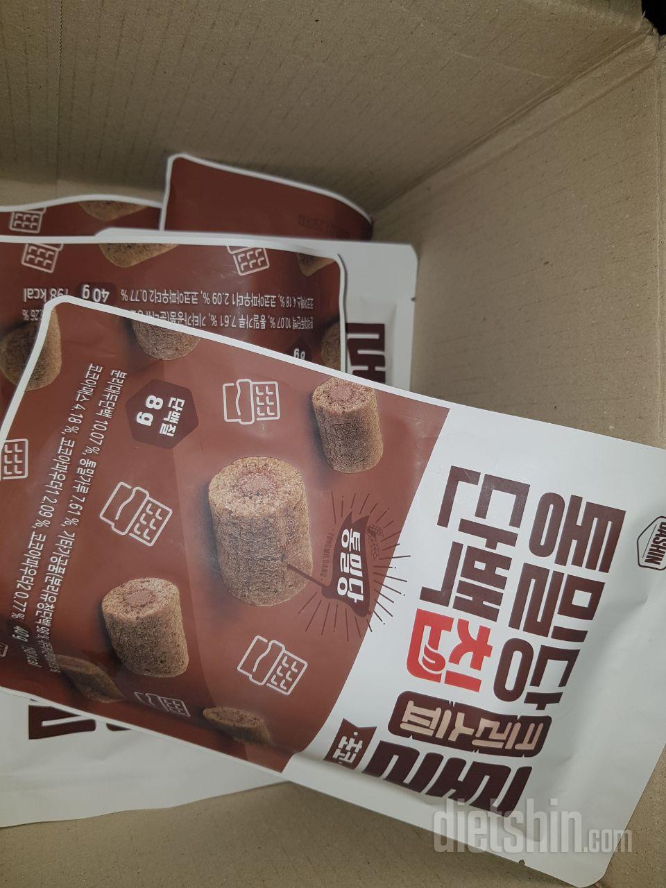 단백칩 딱딱하긴한데 먹고난 뒤에도 생
