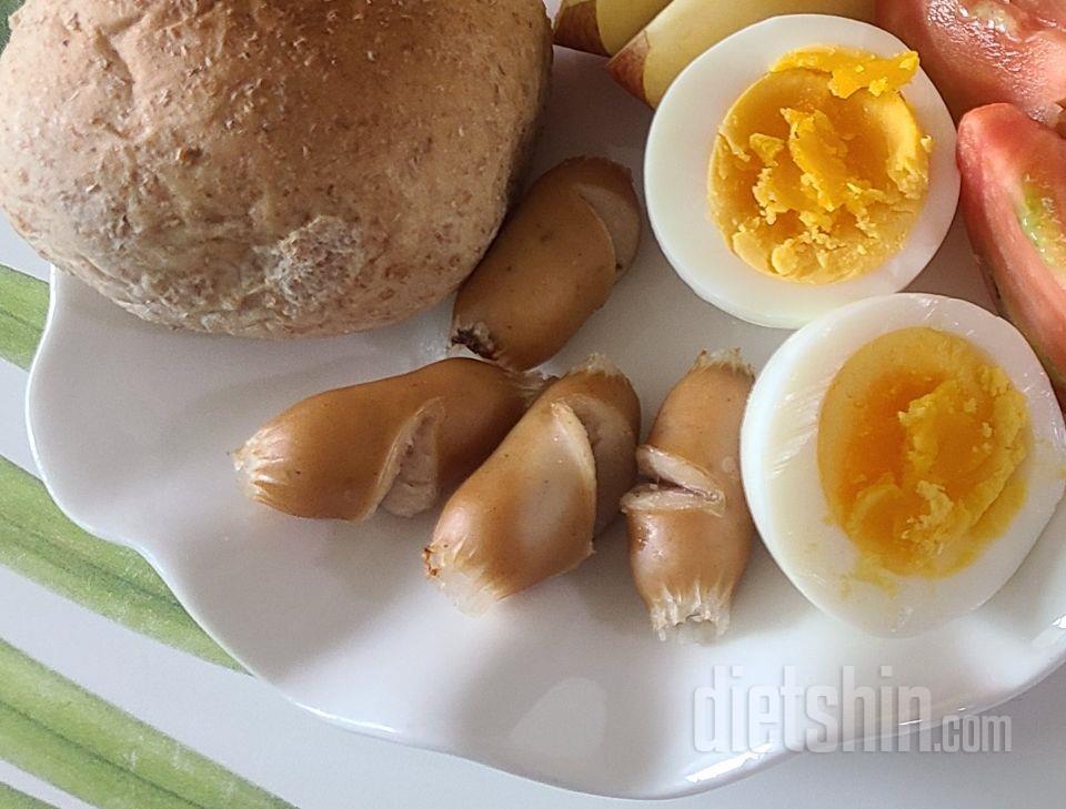 조식으로 통밀 모닝빵과 찐계란과 함께