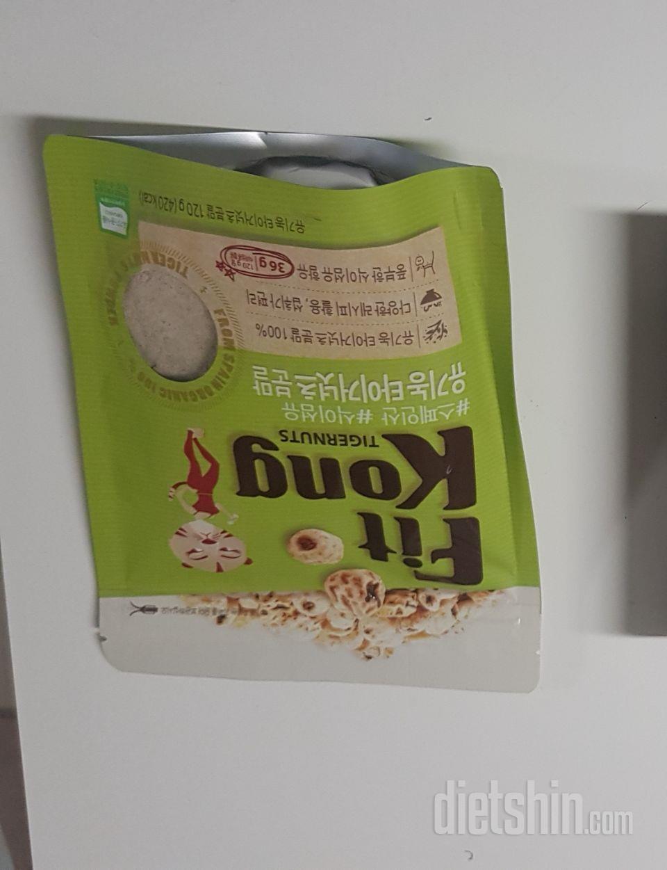요거트에 뿌려먹어요.
살짝 단 맛도