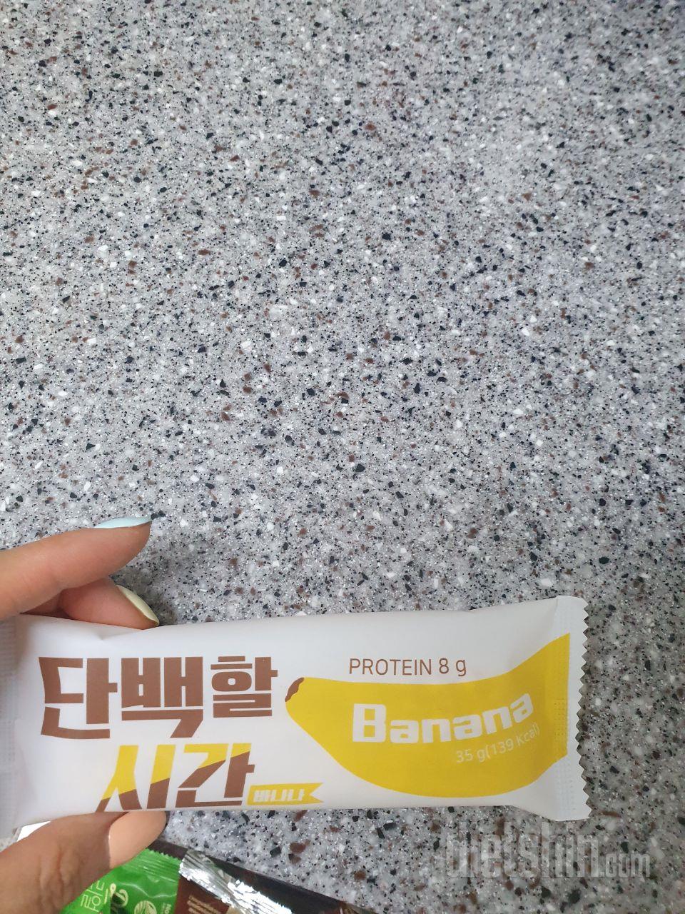 바나나맛 달콤한게 맛있네요
바나나라