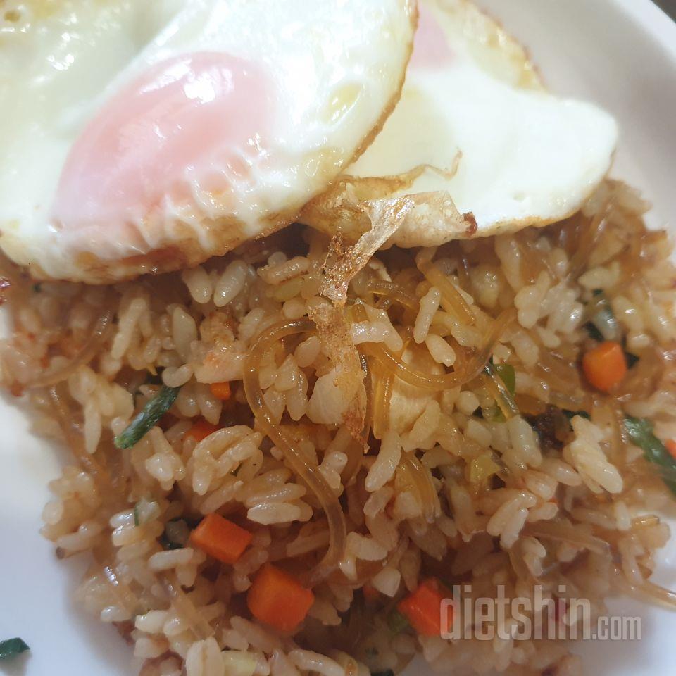 볶음밥 느낌인데 맛도 나쁘지 않고 이