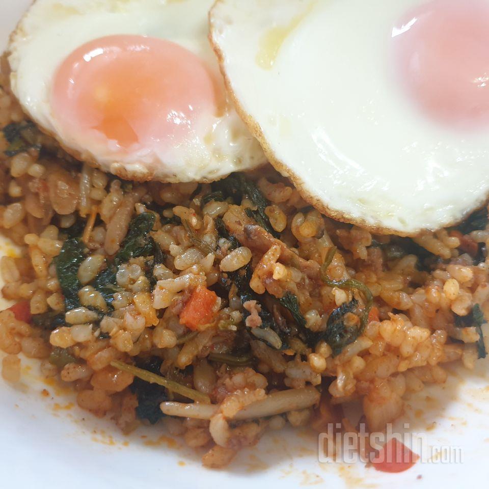 볶음밥 느낌인데 맛도 나쁘지 않고 이