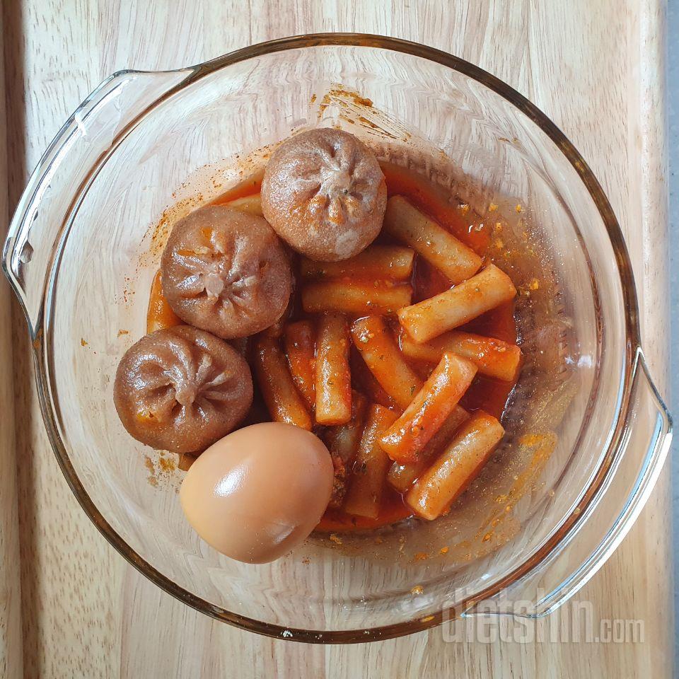 매운맛이 꽤 강한데 달거나 짠맛은 적