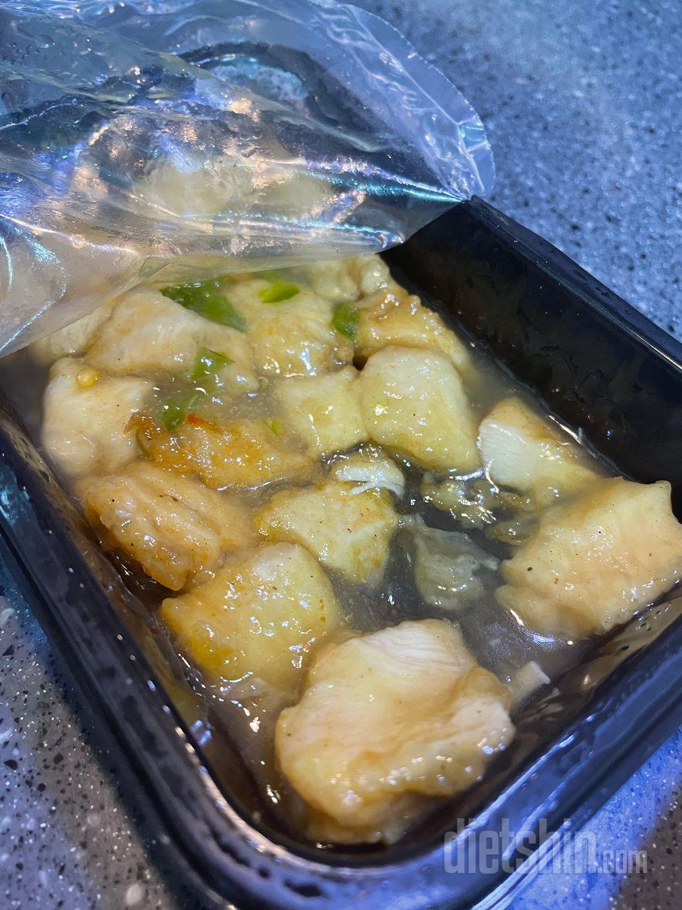 맛있는데 약간 퍽퍽하네요 ㅎㅎ 한입씩
