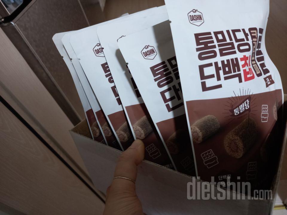 퍽퍽하다기 보단 약간 푸슬~한 느낌
