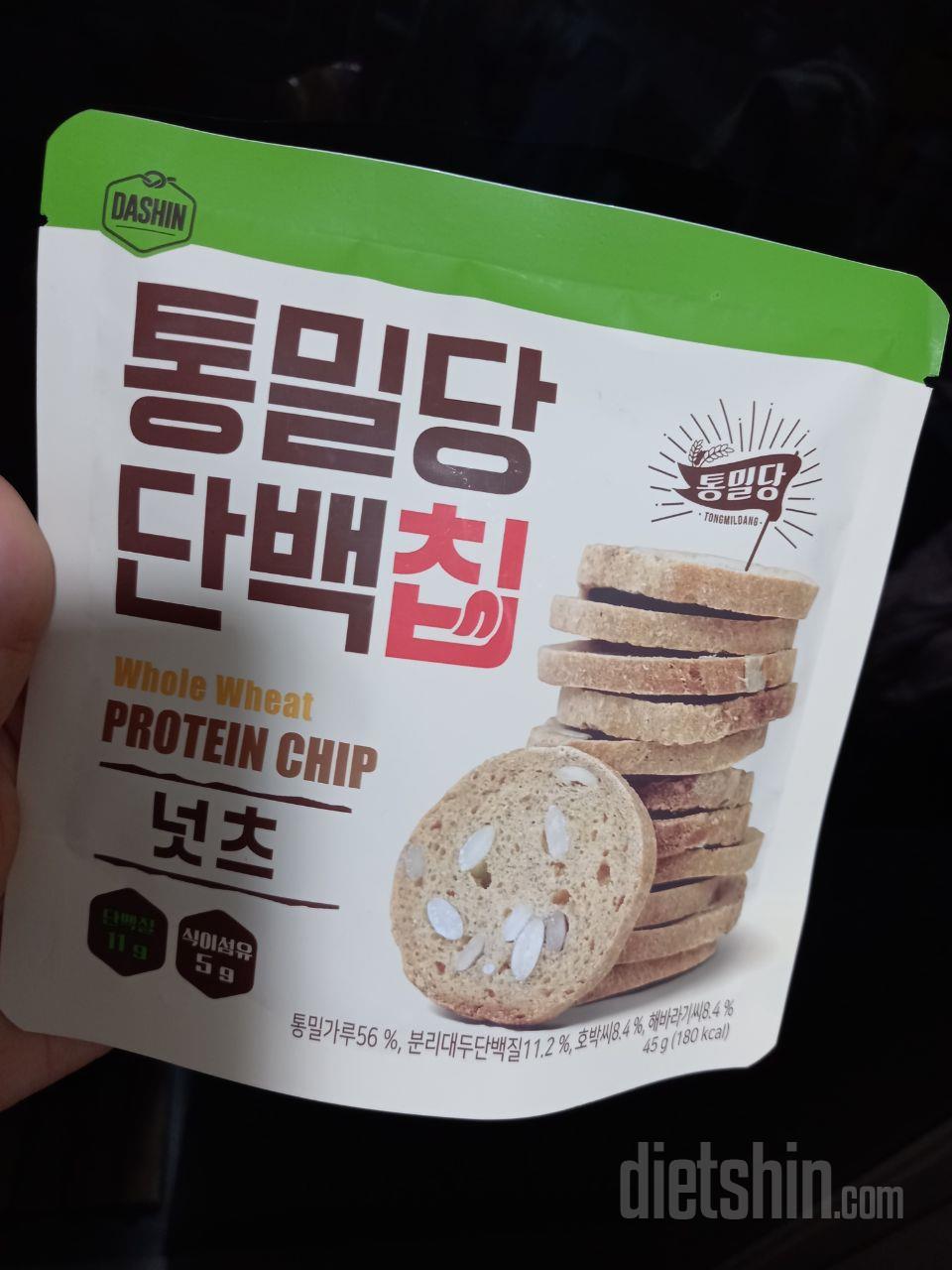 퍽퍽하다기 보단 약간 푸슬~한 느낌
