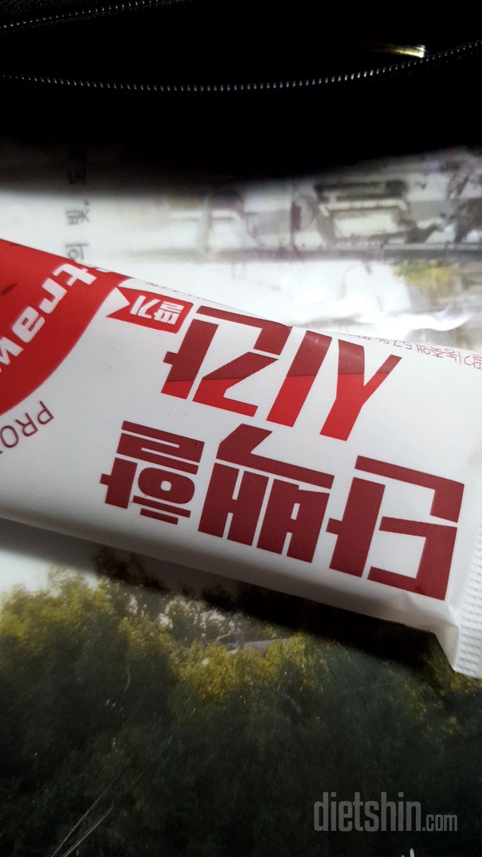 녹차맛 ㅡ 고소하고 씁쓸합니다. 엄청