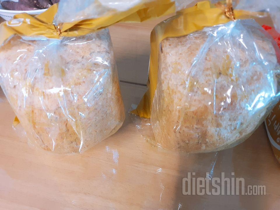 통밀식빵은 늘 냉동에 얼려놓고
아침식