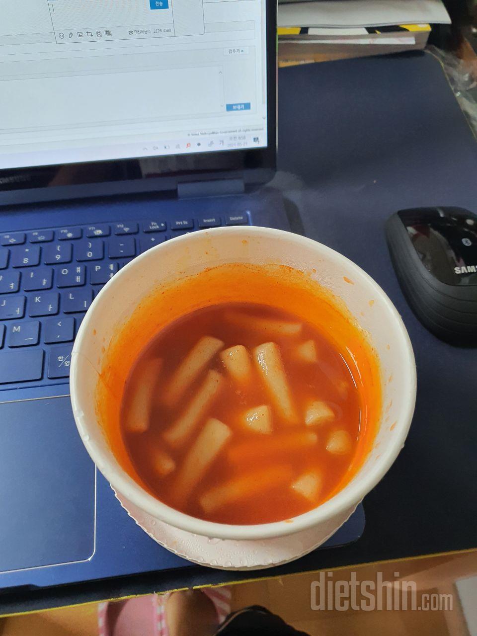 소스도 맛있고 양은 많지 않지만 간식