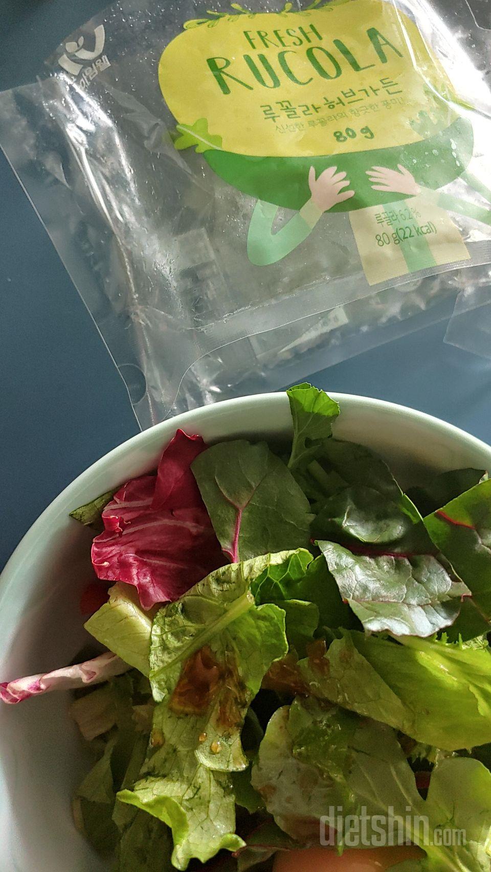 루꼴라랑 방울토마토 들어 있어서 맛이