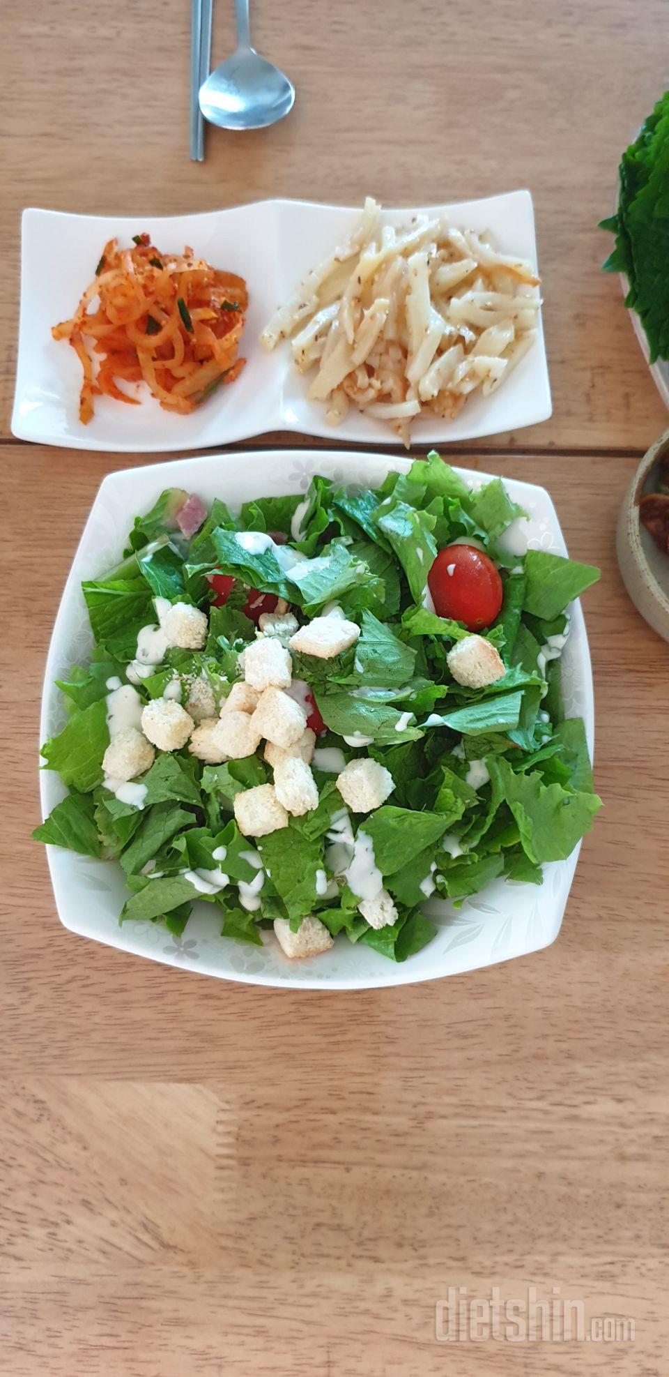 처음엔 제가 좋아하는 셀러드라 시켜먹