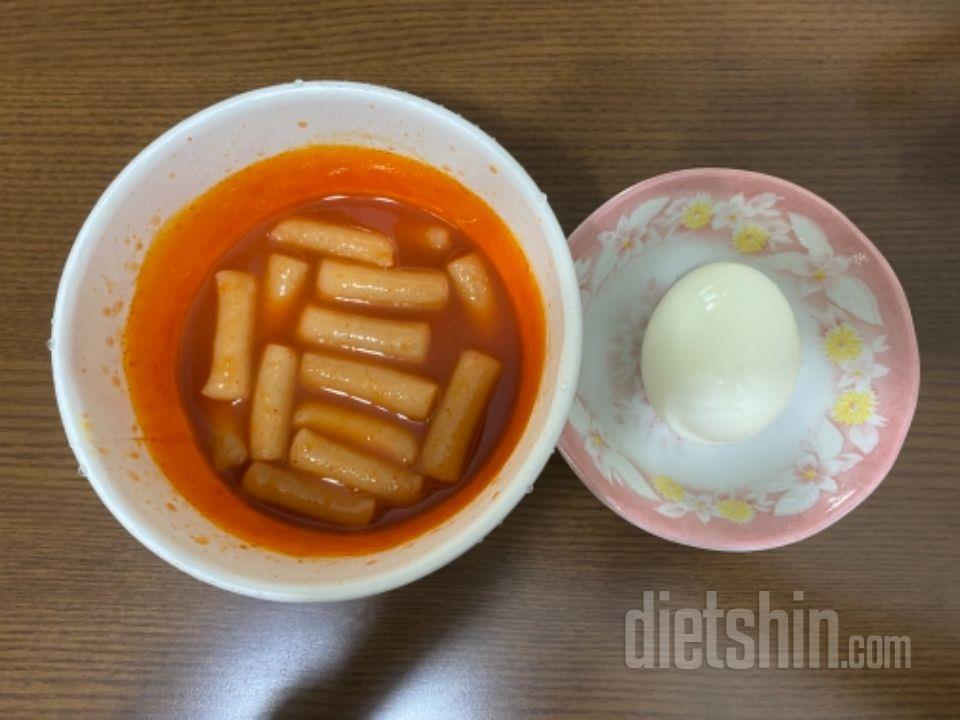 다욧중인데 삶은 달걀하나랑 먹으니 완