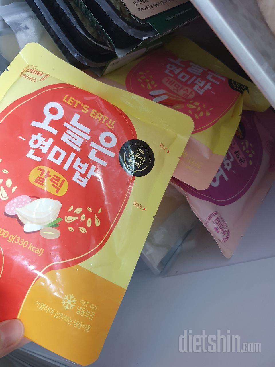 간도 잘되어있고 맛있네요!
날치알밥