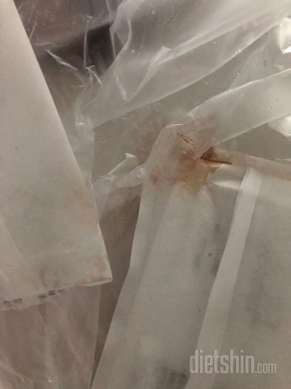 포장 밀봉이 잘 안된건지 뚜껑쪽에서