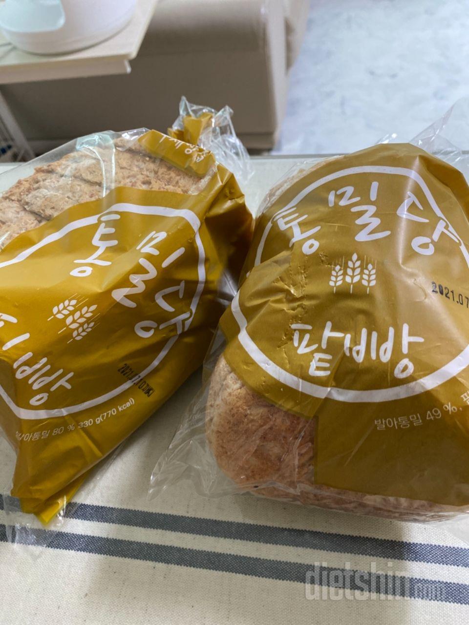 배고파서 팥빵 순삭 했어요~^^
통밀