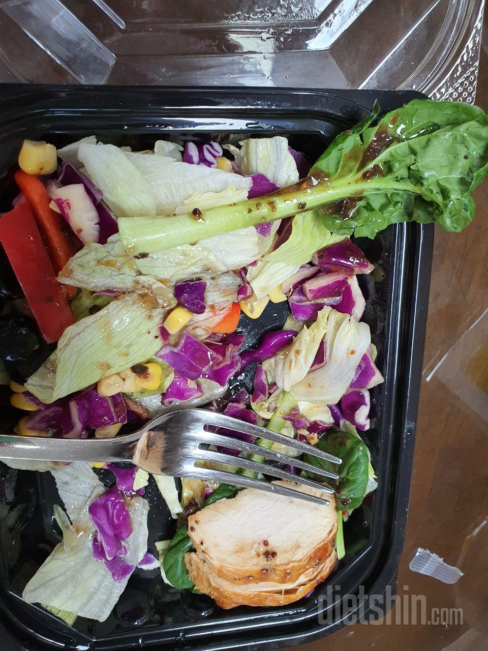 맛있어요.
근데 샐러드마다 칼로리가