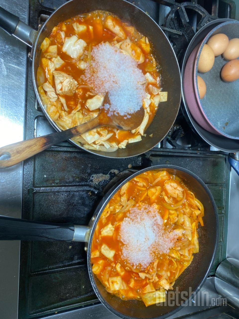 닭가슴살이랑 파스타소스 조금 에 넣어
