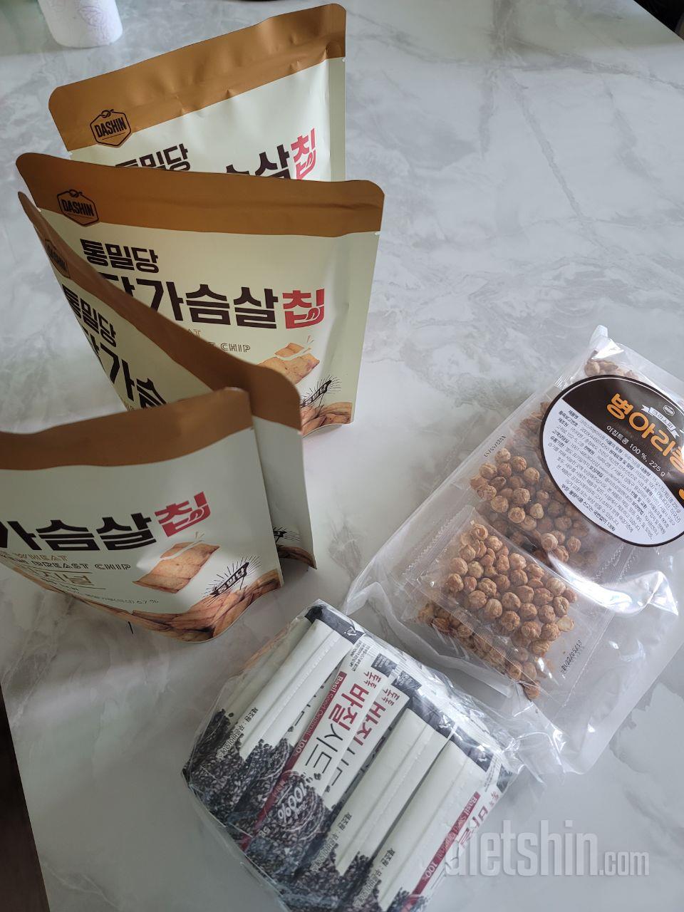 콩볶음 맛이 나네요 
배고플때 한두개