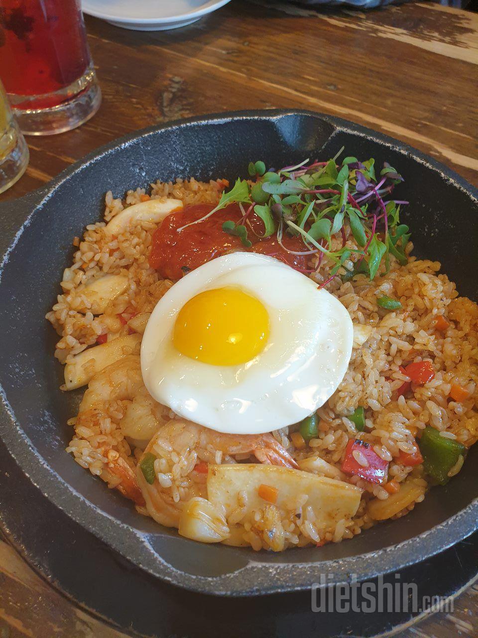 밥에 계란 후라이 올려서 먹으면 맛있