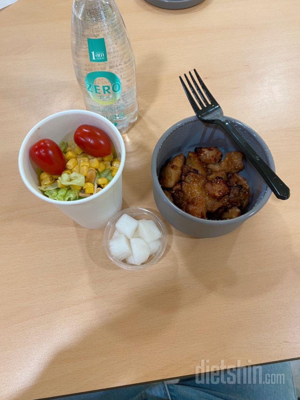 맛있어요. 마늘맛치킨, 탕수육 둘다