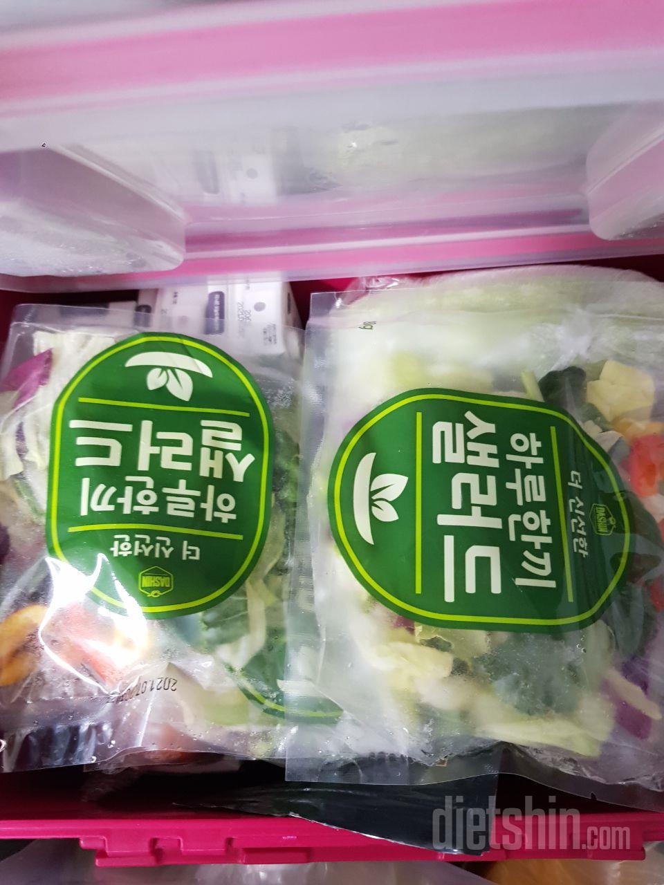 날이 더워지니 샐러드가 아래쪽에 있는