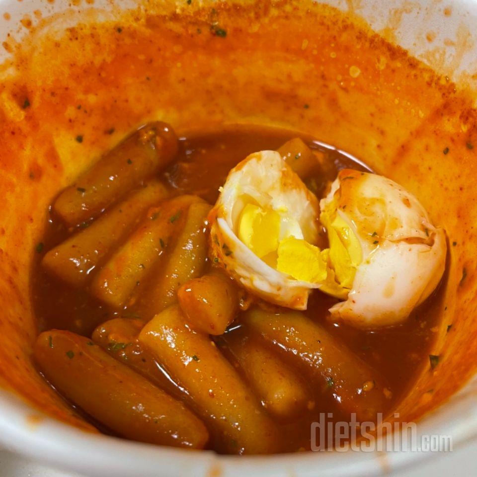 지금 매운치즈 떡볶이 먹는중인데 진짜