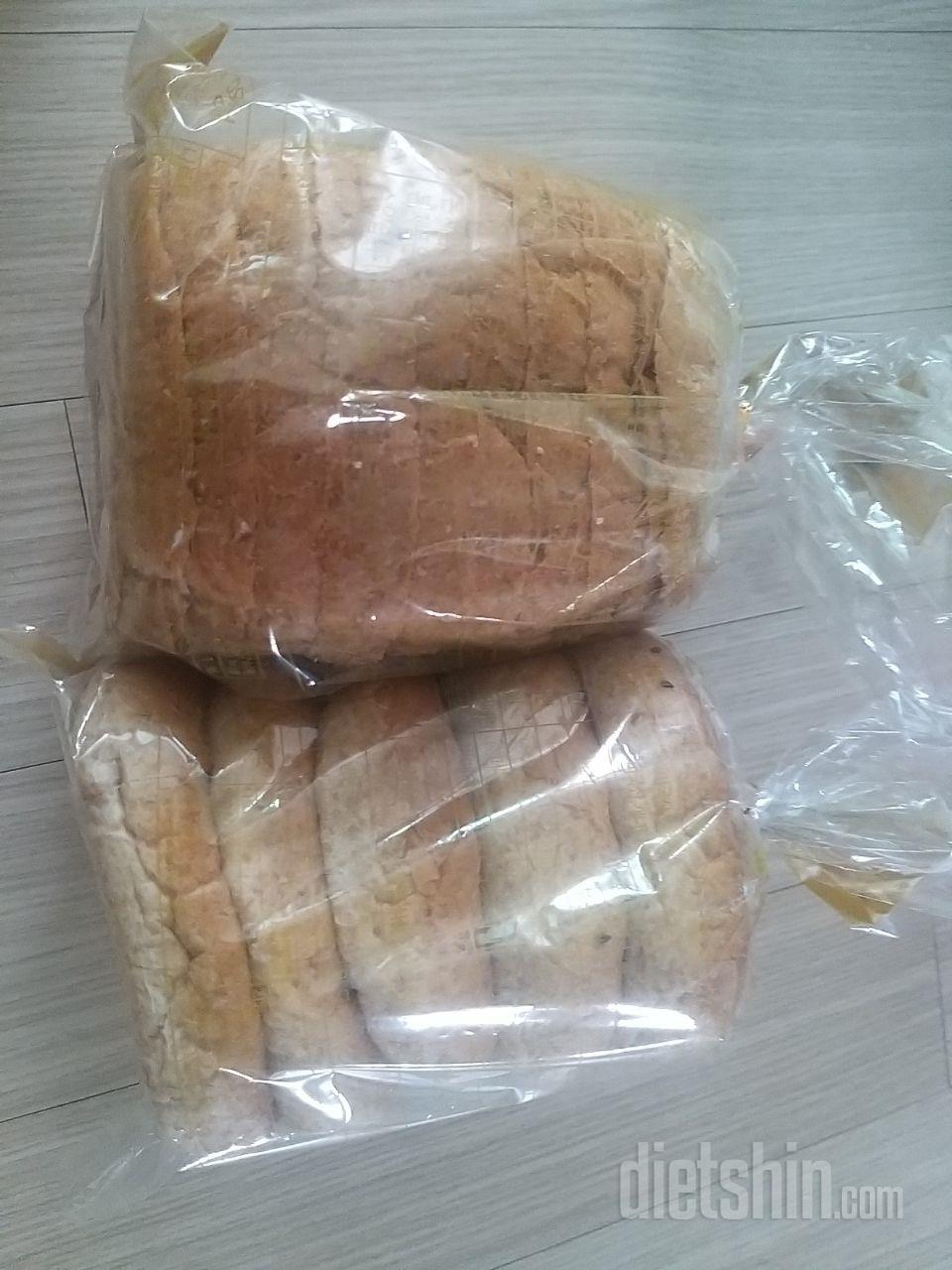 몇번 사먹었는데,,거친 통밀느낌이 좋