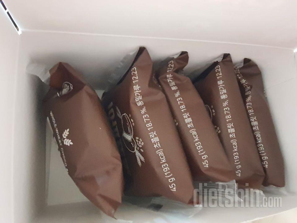 너무나 맛난 초코파이에요.
살찔까봐