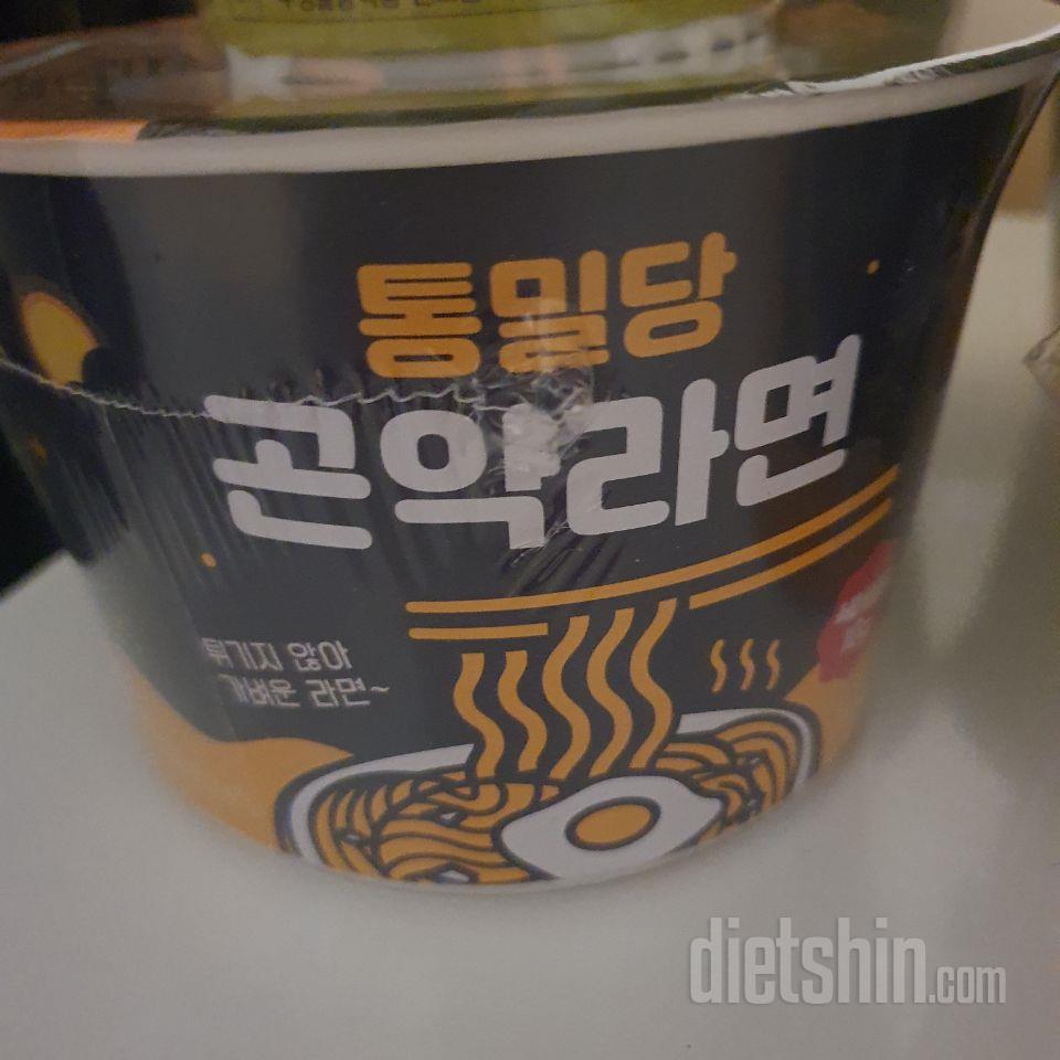 국물은 오징어짬뽕라면처럼 맛있어요
면