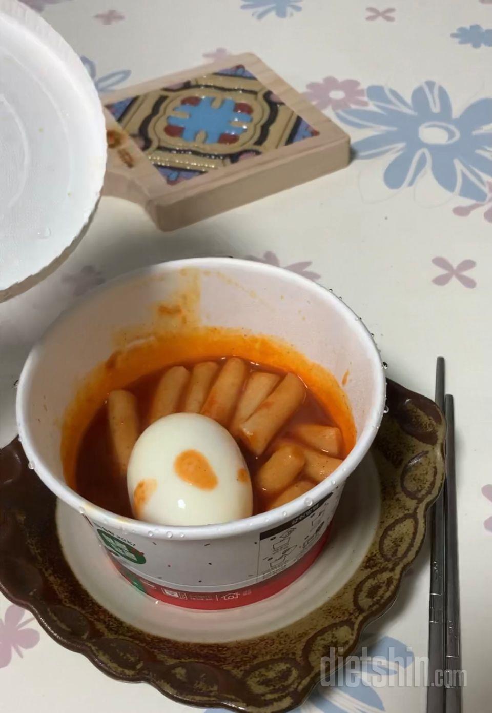 떡 맛은 곤약이라 그런지 밍밍한데
소