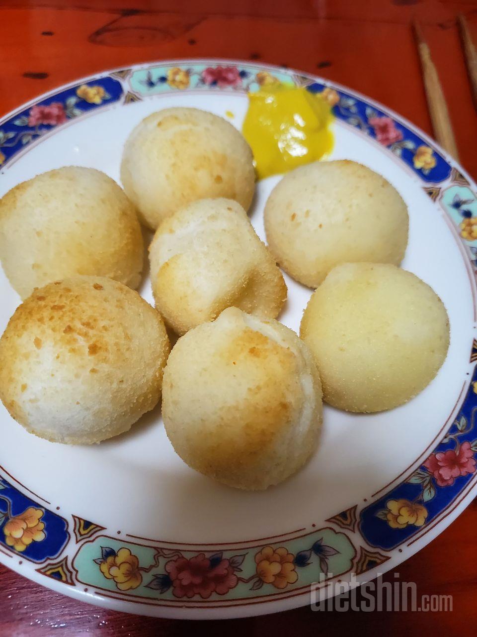 치킨은 재구매고 치즈볼 나왓길래 치킨