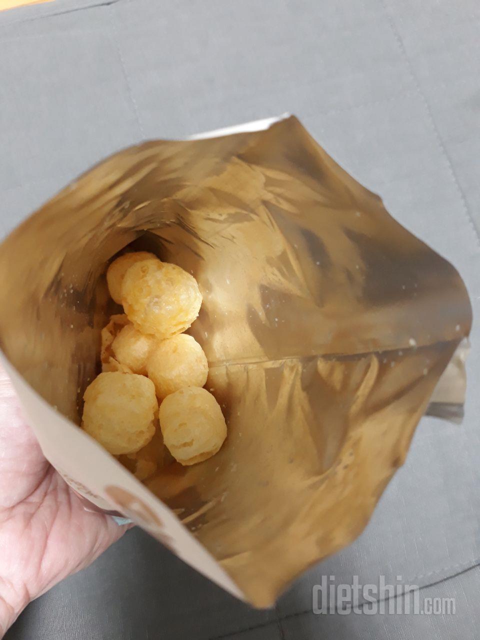 약간 짭조름한 맛이 나는, 바삭한 과