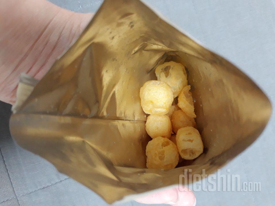 약간 짭조름한 맛이 나는, 바삭한 과