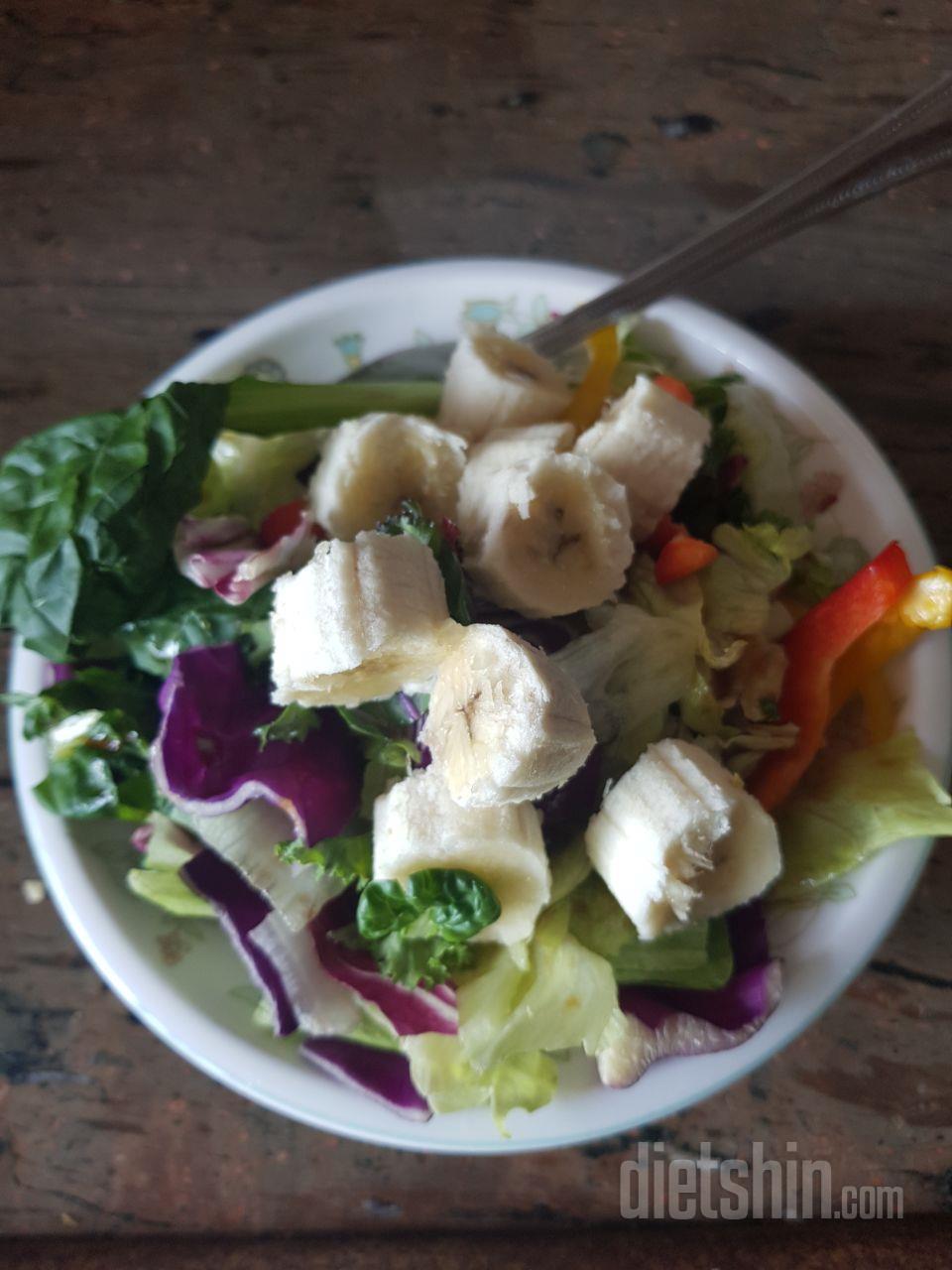 삶은 달걀, 다른 과일 등등 곁들어