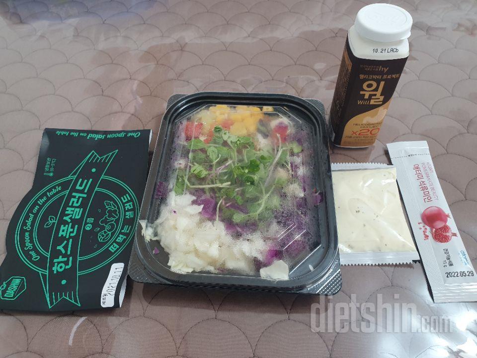 샐러드 치고 내용물이 푸짐해서 한끼