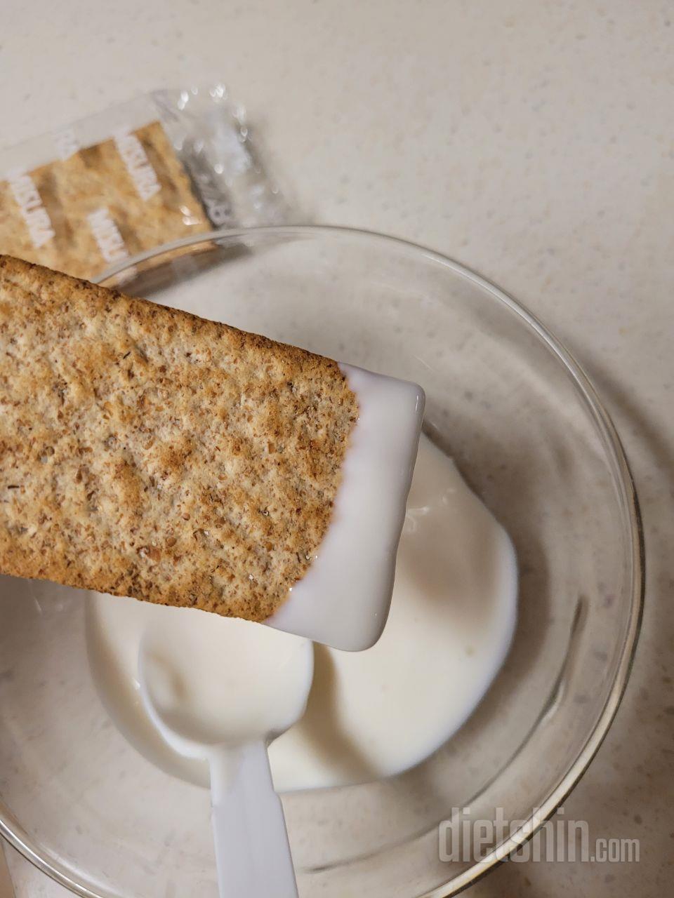 담백합니다. 직접 만든 요거트에 찍어