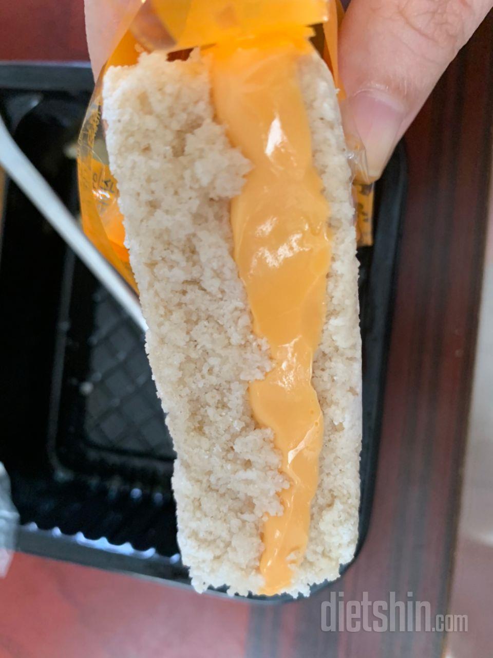 따뜻한 차랑 먹으면 좋아요.