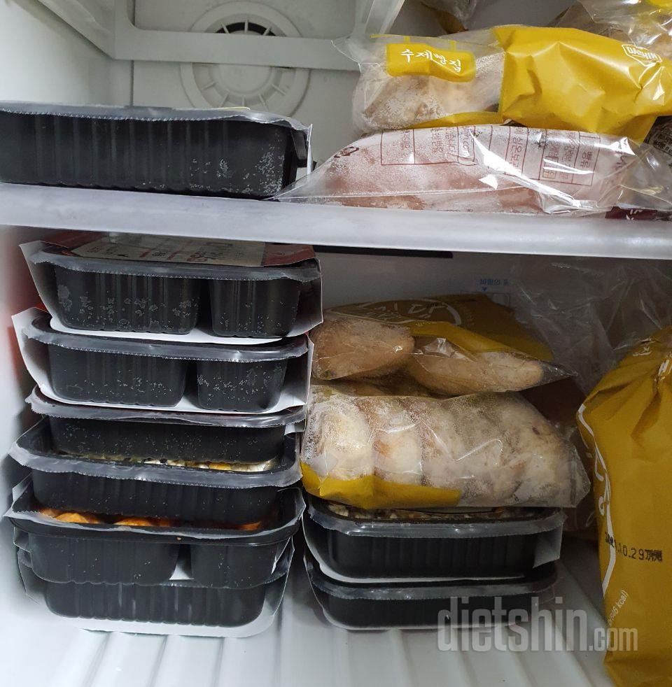 살 좀 빼려고 샐러드와 같이 먹고 있