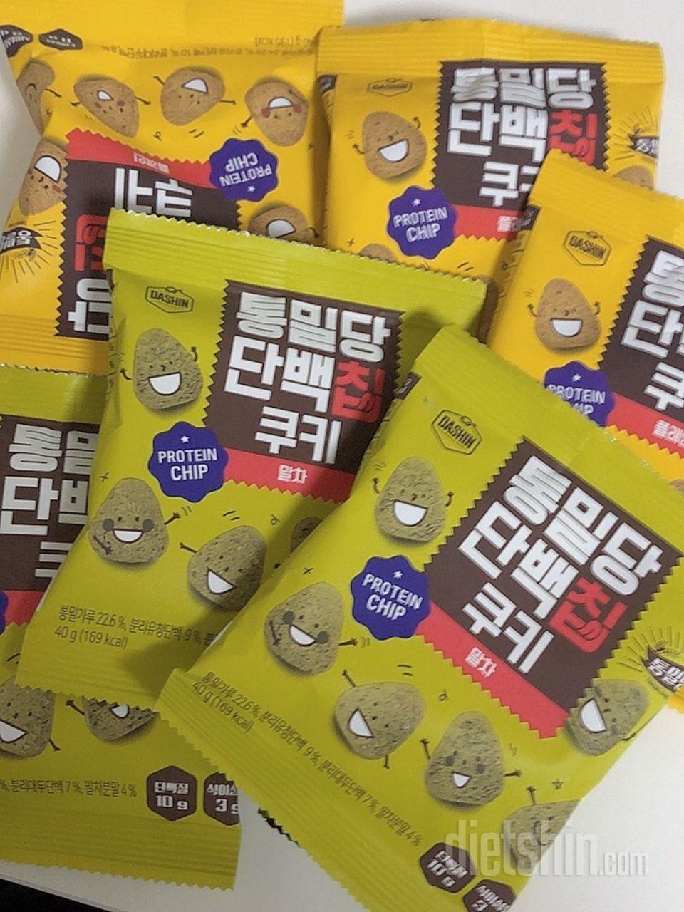 곰팡이 핀 말차 쿠키가 왔어요,,,
