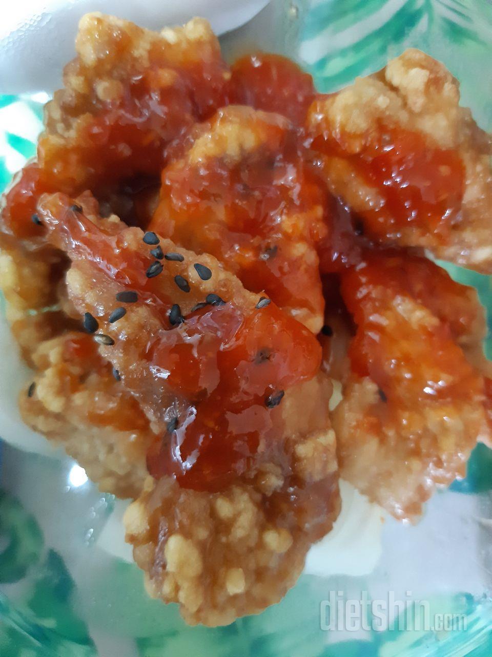 칠리소스가 있어서 뿌려봤습니다 퍽퍽하